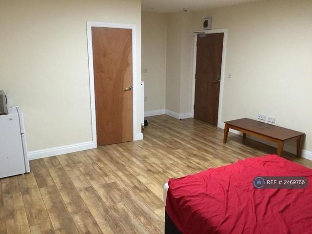 Room for rent in Dixons Green, West Midlands