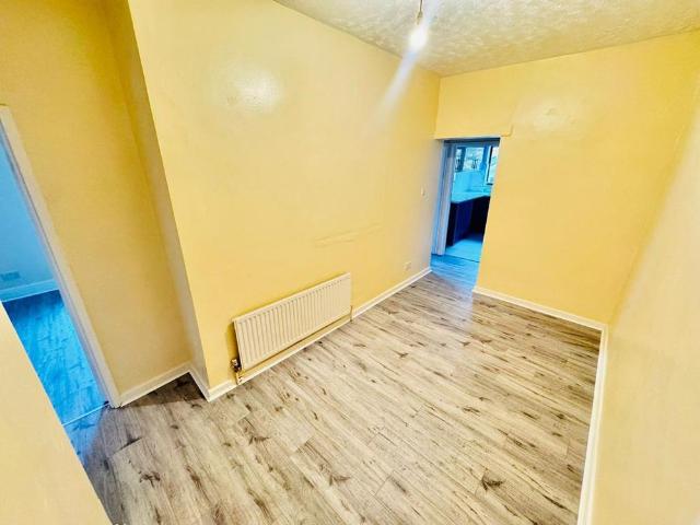 Room for rent in Dixons Green, West Midlands