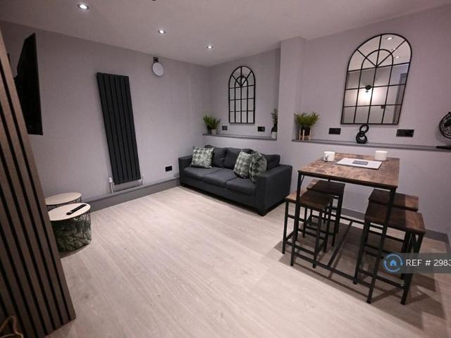 Room for rent in Lee Bank, Greater Manchester