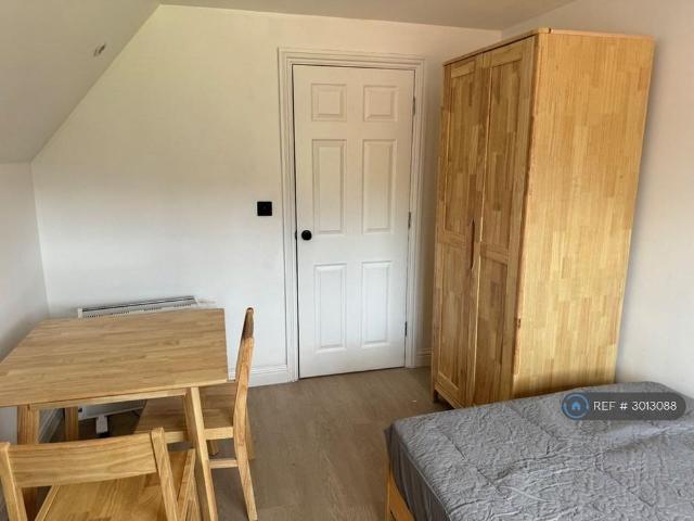 Room for rent in Red Hill, Surrey