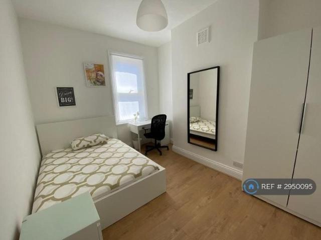 Room for rent in Charlton, Greater London