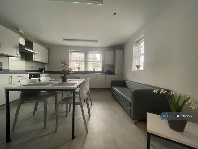Room for rent in Dalton, Almondbury