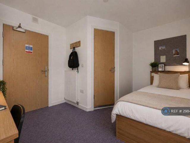 Room for rent in Holywell, The Slade