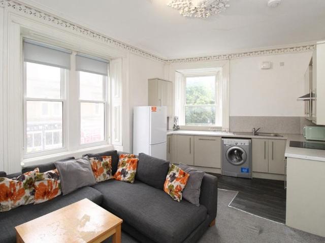 Room for rent in West End, Scotland