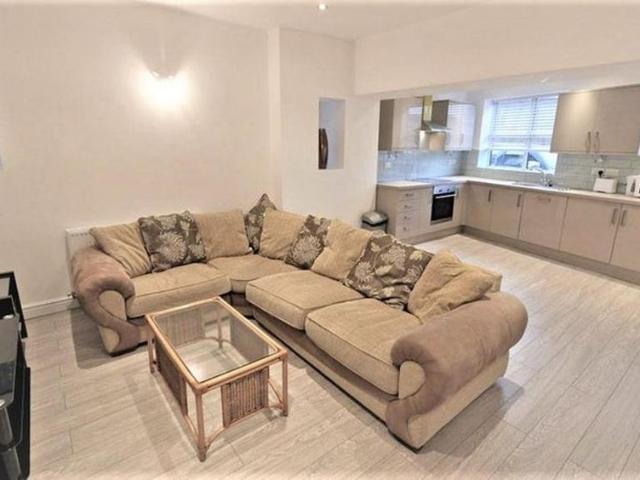 Room for rent in Guide Bridge, Greenheys