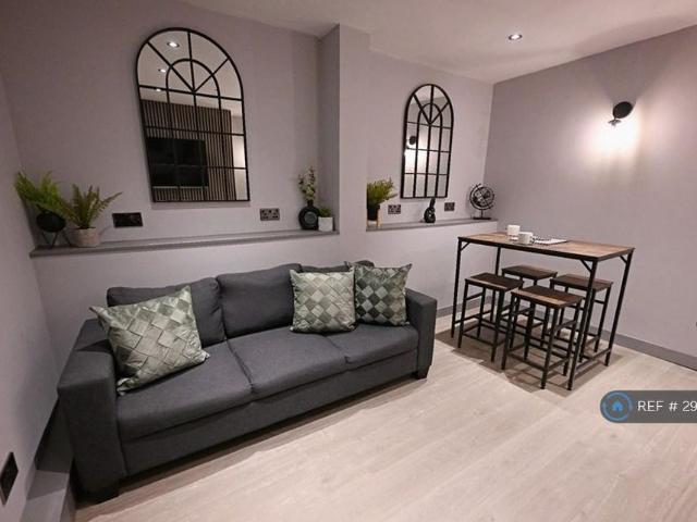 Room for rent in Lee Bank, Greater Manchester