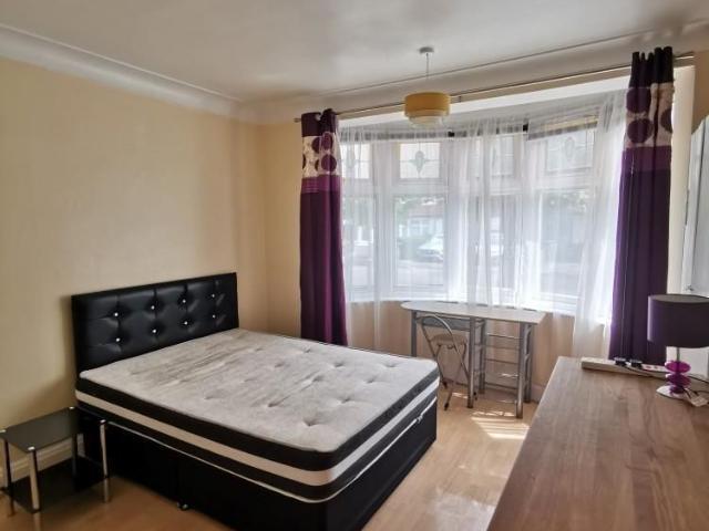 Room for rent in Burnt Oak, Greater London
