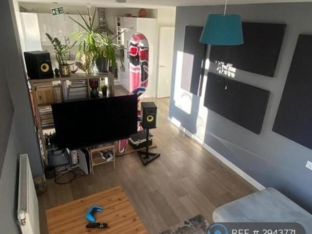 Room for rent in North End, Greater London