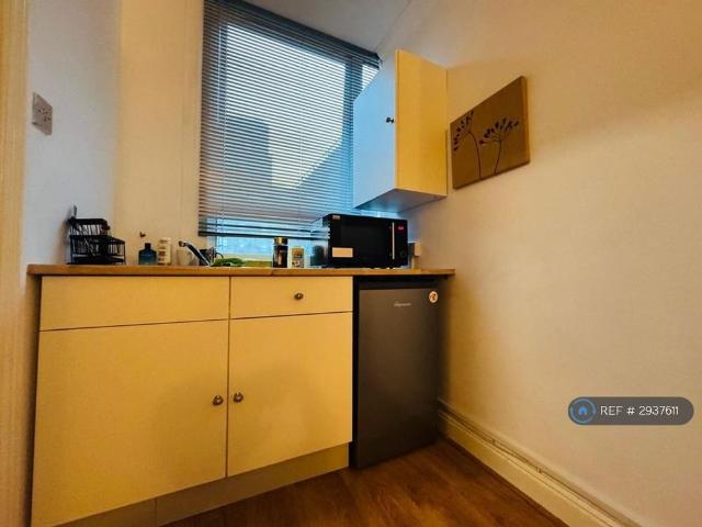 Room for rent in Poplar Grove, Greater London