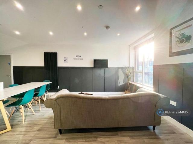 Room for rent in Falcon Lodge, Wales