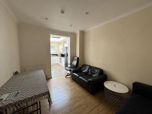 Room for rent in Row Town, Surrey