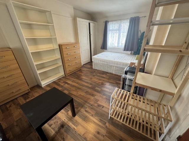 Room for rent in London Borough of Ealing, Greater London