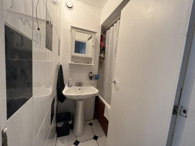 Room for rent in North Kensington, Greater London