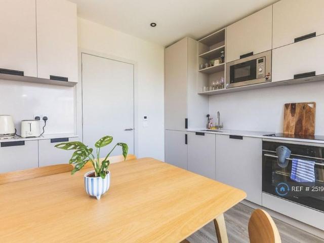 Room for rent in Southfields, Greater London