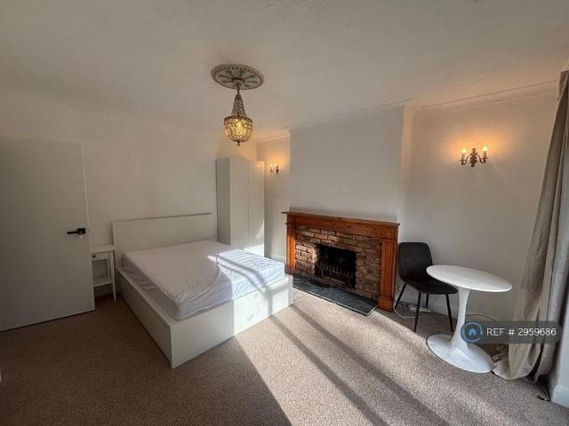 Room for rent in Kingston Vale, Greater London