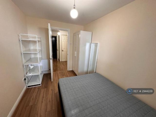 Room for rent in Poplar Grove, Greater London