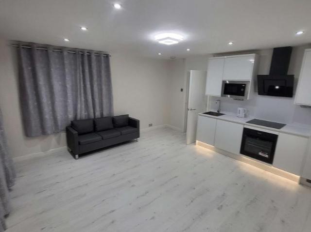 Room for rent in Hatch End, Greater London