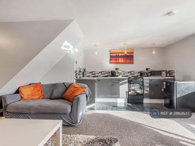 Room for rent in Charlesworth, East Midlands