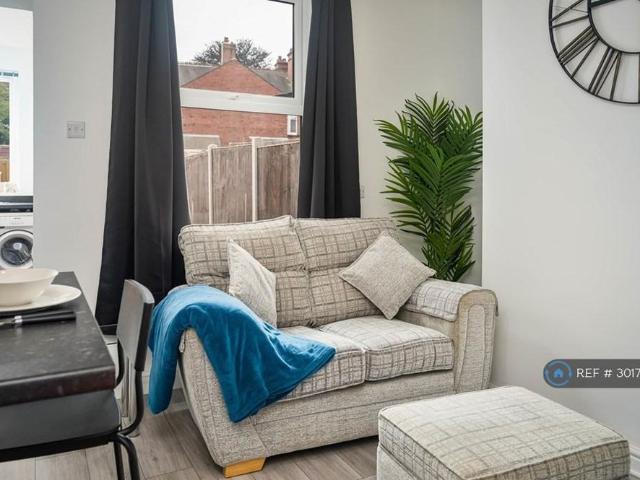 Room for rent in Wrenthorpe, West Yorkshire