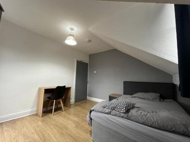 Room for rent in Pinders Heath, West Yorkshire