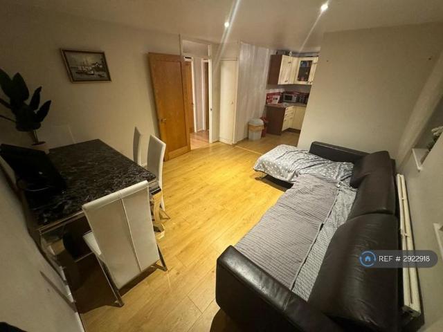 Room for rent in Rush Green, Greater London