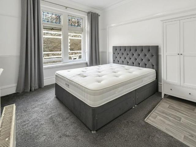 Room for rent in Falcon Lodge, Wales