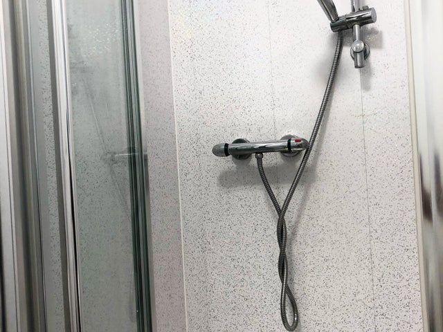 Room for rent in Dixons Green, West Midlands