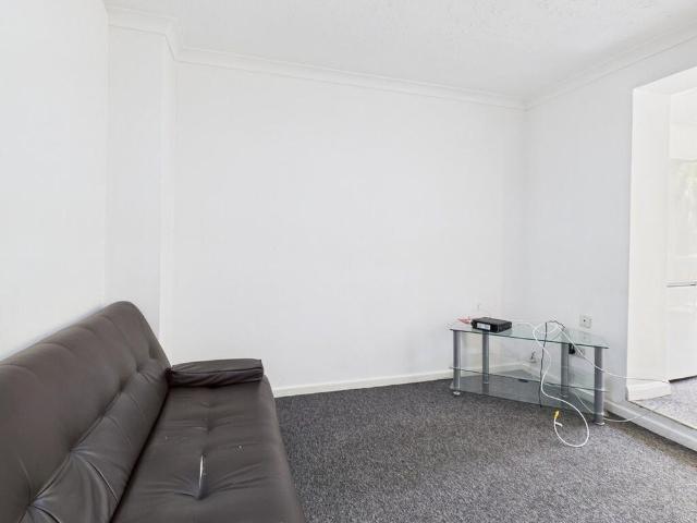 Room for rent in Grange Moor, West Yorkshire