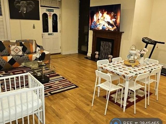 Room for rent in Gould's Green, Greater London