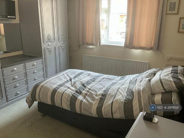 Room for rent in Creekmoor, Poole