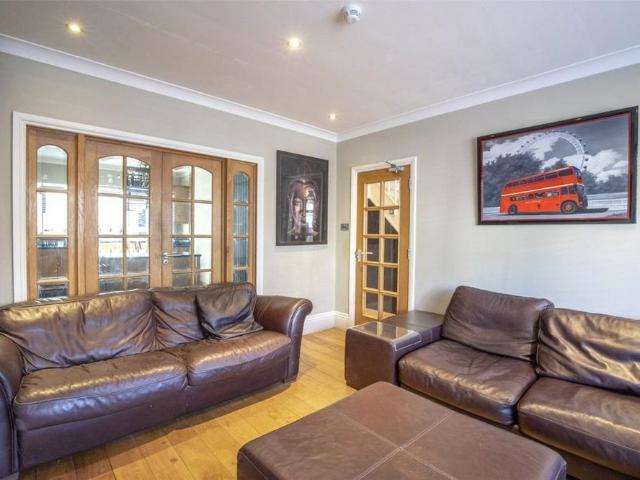 Room for rent in Carshalton Beeches, Greater London