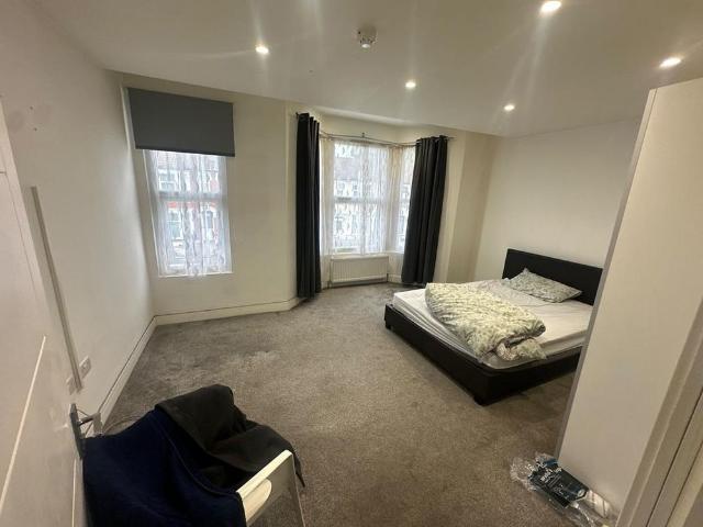 Room for rent in Loxford, Seven Kings