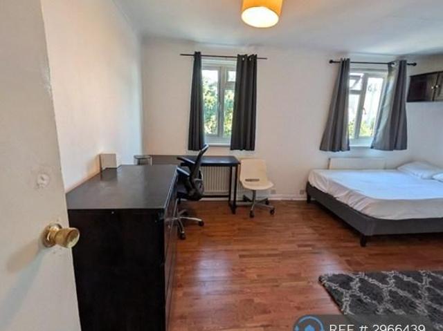 Room for rent in London Borough of Merton, Collier's Wood