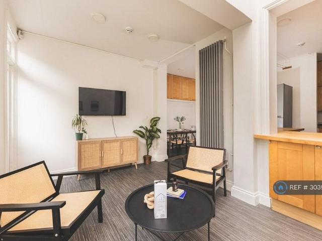 Room for rent in Hanger Hill Garden Estate, Greater London