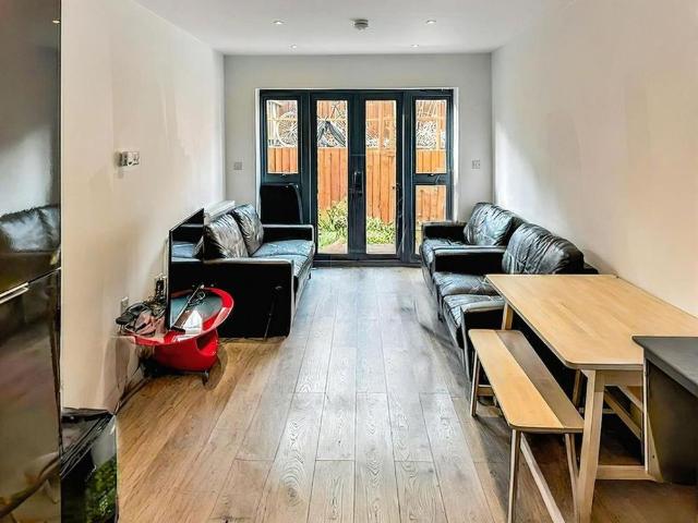 Room for rent in Falcon Lodge, Wales