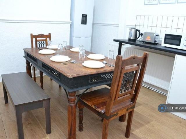 Room for rent in Guide Bridge, Greenheys