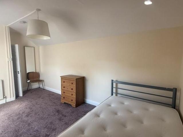 Room for rent in Goldthorn Hill, West Midlands