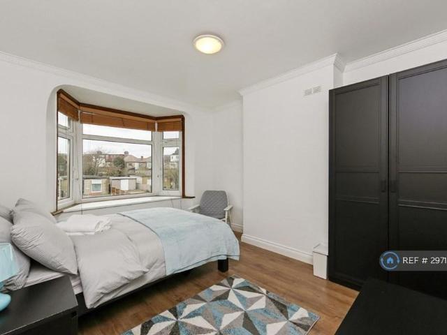 Room for rent in Newbury Park, Greater London