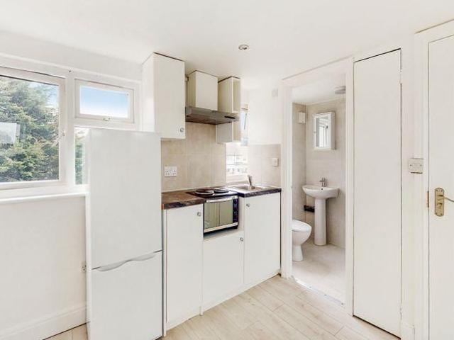 Room for rent in Lane, Greater London