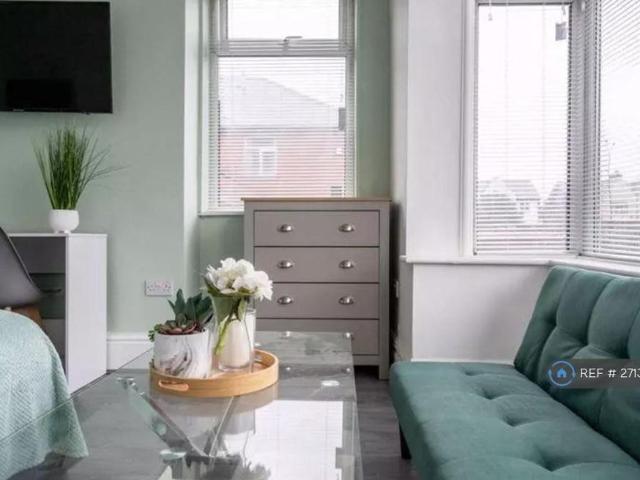 Room for rent in The Haulgh, Lee Bank