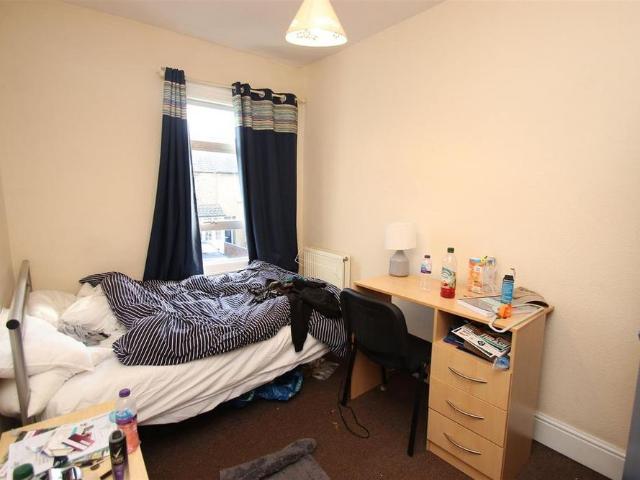 Room for rent in Robin Hood, The Slade