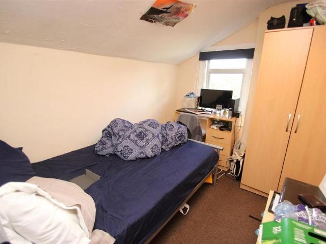 Room for rent in Robin Hood, The Slade