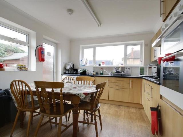 Room for rent in Row Town, Surrey