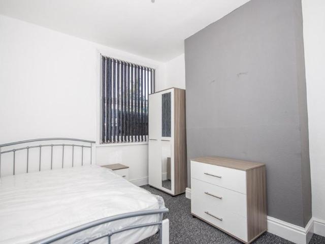 Room for rent in Ball Hill, West Midlands