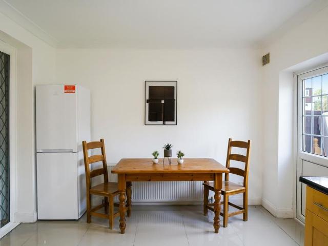 Room for rent in London Borough of Ealing, Perivale