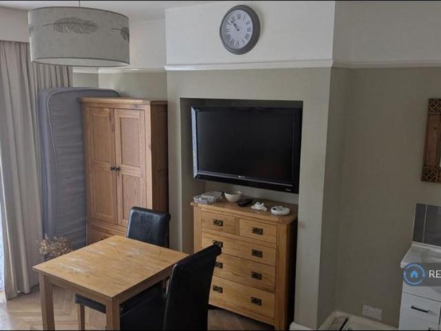 Room for rent in Lane, Greater London