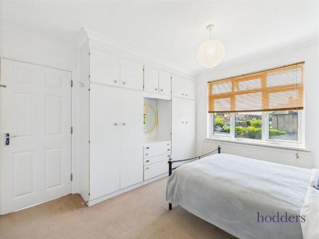Room for rent in Row Town, Surrey