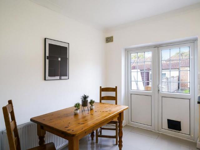 Room for rent in London Borough of Ealing, Perivale