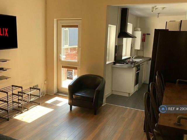 Room for rent in Holywell, The Slade