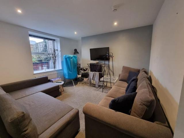 Room for rent in Wrenthorpe, West Yorkshire